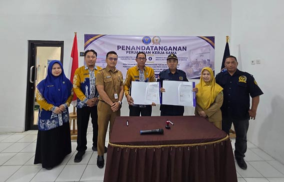 BNNK dan PABPDESI Wujudkan Desa Bersih Narkoba Kepala BNNK AKBP HM Tukiman berfoto bersama Ketua PABPDESI Tabalong Suriani usai penandatanganan PKS, Selasa (18/8).(foto:mb/ist)