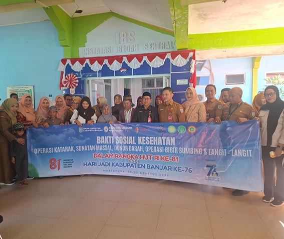 Pemkab Banjar Gelar Bakti Sosial ASISTEN Perekonomian dan Pembangunan Kabupaten Banjar H Ikhwansyah didampingi Direktur RSUD Ratu Zalecha Martapura Arief Rachman beserta rekan dan penerima manfaat berfoto bersama di sela acara Bakti Sosial Kesehatan Gratis, Selasa (18/8) pagi.(foto:mb/ist)