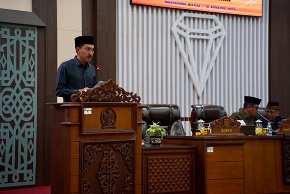 Bupati Sampaikan Raperda Perubahan APBD BUPATI Banjar H Saidi Mansyur saat menyampaikan Raperda Perubahan APBD TA 2026 dalam rapat paripurna.(foto:mb/ist)