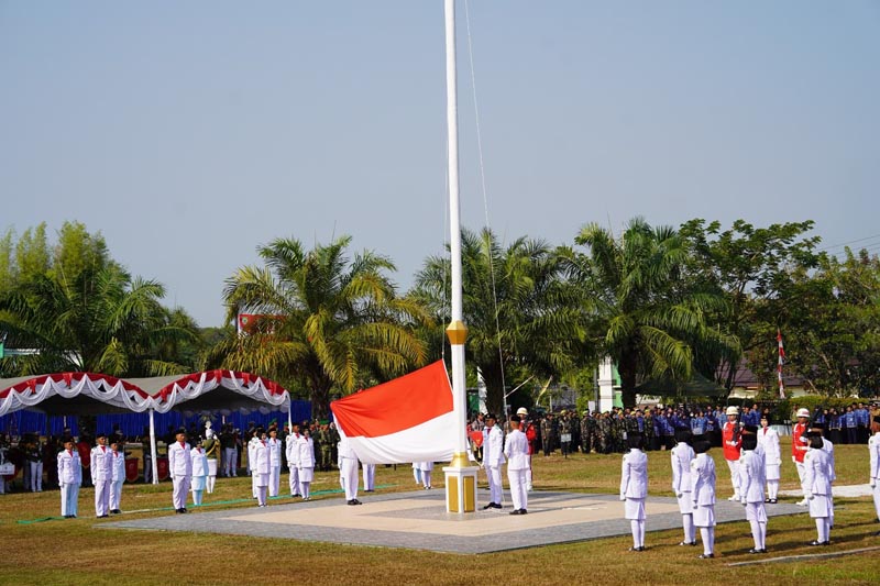 Paskibra Balangan Sukses Kibarkan Merah Putih SUKSES : 39 anggota Pasukan Pengibar Bendera (Paskibra) Kabupaten Balangan sukses menjalankan tugas mengibarkan Sang Merah Putih melalui formasi. (foto:mb/ist)