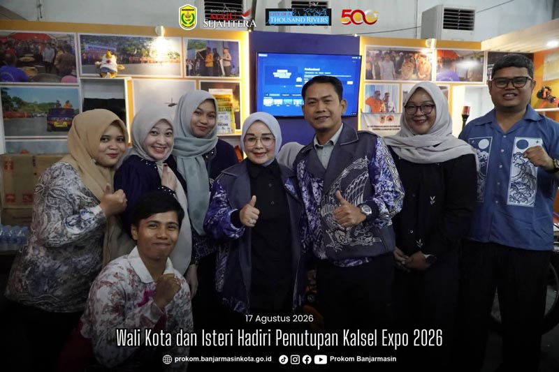 Wali Kota dan Isteri Hadiri Penutupan Kalsel Expo 2026 Wali Kota Banjarmasin H. M. Yamin HR didampingi Ketua Dekranasda Kota Banjarmasin Hj. Neli Listiani menghadiri acara penutupan Kalsel Expo 2026. (foto:mb/ist)