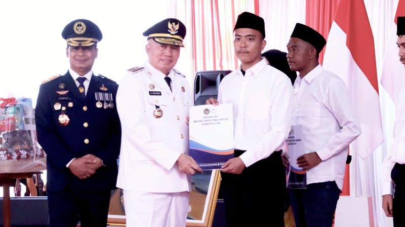 Gubernur H Muhidin Serahkan SK Remisi 6.189 Warga Binaan Gubernur Kalimantan Selatan, H Muhidin didampingi Kepala Kanwil Ditjen Pemasyarakatan Kalsel, Erwedi Supriyatno saat menyerahkan Surat Keputusan (SK) Remisi Umum bagi narapidana serta pengurangan masa pidana umum bagi anak binaan, di Lapas Kelas IIB Banjarbaru