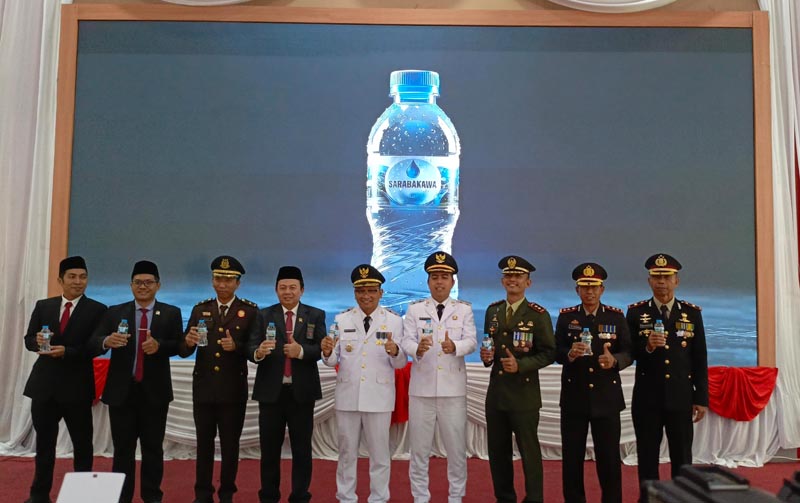 Air Minum Sarabakawa Resmi Diluncurkan Bupati Tabalong, H Muhammad Noor Rifani Pada Saat Melaunching Air Minum Dalam Kemasan (AMDK) Sarabakawa. (foto:mb/yan)
