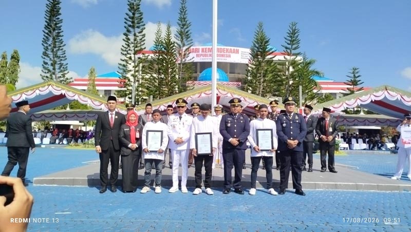 Perdana di Kantor Bupati, Lapas Batulicin Serahkan Remisi HUT ke-81 RI REMISI-Lapas Kelas III Batulicin menyerahkan remisi bagi warga binaan dalam rangkaian Upacara Peringatan HUT ke-81 Kemerdekaan Republik Indonesia di halaman Kantor Bupati Tanah Bumbu. (foto:mb/ist)