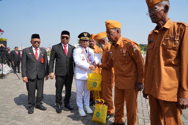 Veteran Dan Janda Veteran Terima Bantuan Sembako HUT Kemerdekaan RI BANTUAN-Bupati Tapin H Yamani bersama Wakil Bupati H Juanda dan Kepala Dinas Sosial Tapin H Syafrudin saat menyerahkan secara simbolis bantuan sembako kepada veteran kemerdekaan pada HUT RI ke 81. (foto:mb/herman)