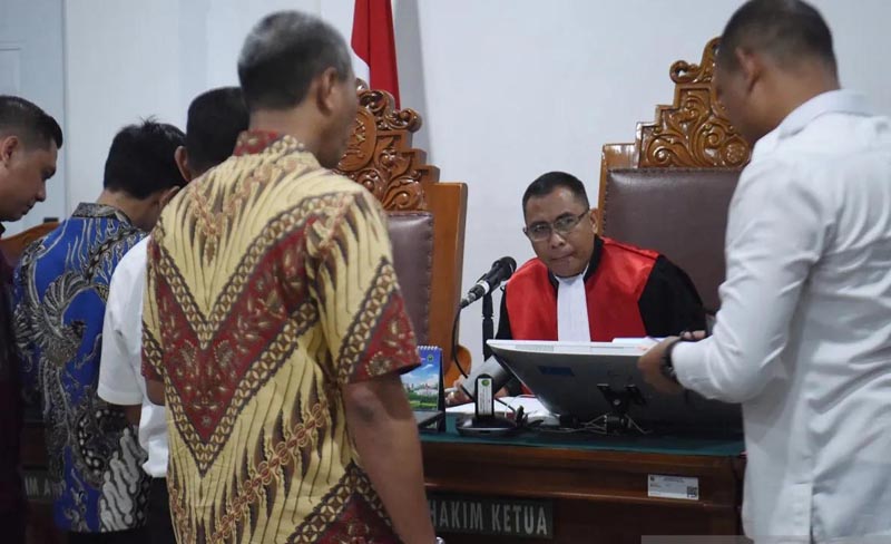 Febrie Minta Emas 74 Kg Dikembalikan Utuh PIMPIN SIDANG - Hakim tunggal Richard Edwin Basoeki (kedua kanan) memimpin sidang praperadilan terkait upaya paksa penyitaan dalam penyidikan kasus dugaan TPPU dari tersangka mantan Jampidsus Febrie Adriansyah dengan agenda pembacaan permohonan di Pengadilan Negeri Jakarta Selatan, Jakarta, Selasa (18/8). Sidang praperadilan yang diajukan mantan Jaksa Agung Muda Tindak Pidana Khusus (Jampidsus) Febrie Adriansyah tersebut menggugat keabsahan upaya paksa penyitaan dalam penyidikan kasus dugaan TPPI dengan termohon Ditreskrimsus Polda Metro Jaya, Kortastipikor Polri, serta Direktorat Penyidikan Jaksa Agung Muda Tindak Pidana Khusus Kejaksaan Agung.