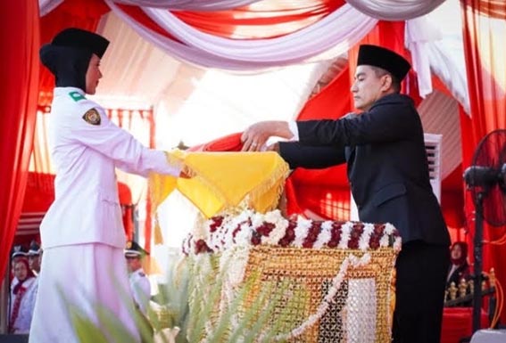 Ketua DPRD Banjarbaru Inspektur Upacara Penurunan Bendera KETUA DPRD Kota Banjarbaru Muhammad Syahrial, ebagai Inspektur Upacara Penurunan Bendera Merah Putih peringatan Hari Ulang Tahun (HUT) ke-81 tahun 2026 mengambil bendera yang telah diturunkan Paskibraka Kota Banjarbaru.(foto:mb/ist)