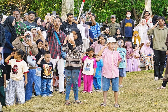 Masyarakat Antusias Menyaksikan Penurunan Bendera MASYARAKAT sangat antusias menyaksikan Upacara Penurunan Bendera Merah Putih dalam rangka HUT ke-81 Kemerdekaan Republik Indonesia di Alun-alun Ratu Zalecha Martapura.(foto:mb/ist)