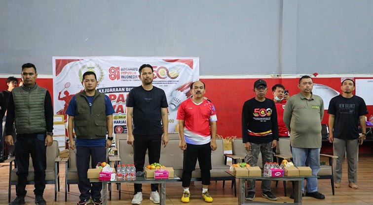 DPRD Gelar Pertandingan Bulu Tangkis Papadaan SEKDAKO Banjarmasin Ichrom Muftezar dan Ketua DPRD Kota Banjarmasin Rikval Fachruri serta anggota lainnya dan pejabat Sekretariat dewan saat pembukaan pertandingan bulu tangkis papadaan di GOR Serasi di Banjarmasin Tengah pada 16 Agustus 2026. (Foto:mb/ant/hms pemko bjm)