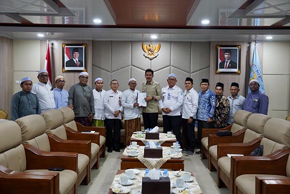 Bupati Banjar Terima Kunjungan MWCNU Beruntung Baru BERSAMA - Bupati Banjar H Saidi Mansyur (tengah) bersama Rombongan Majelis Wakil Cabang Nahdlatul Ulama (MWCNU) Kecamatan Beruntung Baru di sela beraudiensi di Mahligai Sultan Adam Martapura. (foto:mb/ist)