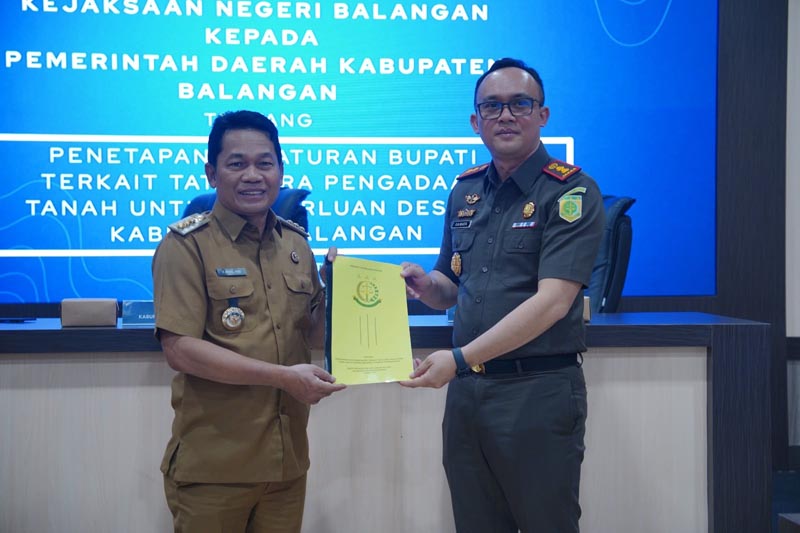 Kejari Balangan Berikan Legal Opinion Pengadaan Tanah untuk Keperluan Desa PENGADAAN TANAH-Penyerahan legal opinion tanpa permohonan kepada Pemerintah Kabupaten Balangan terkait tata cara pengadaan tanah untuk keperluan desa di Kabupaten Balangan.{{ist}}