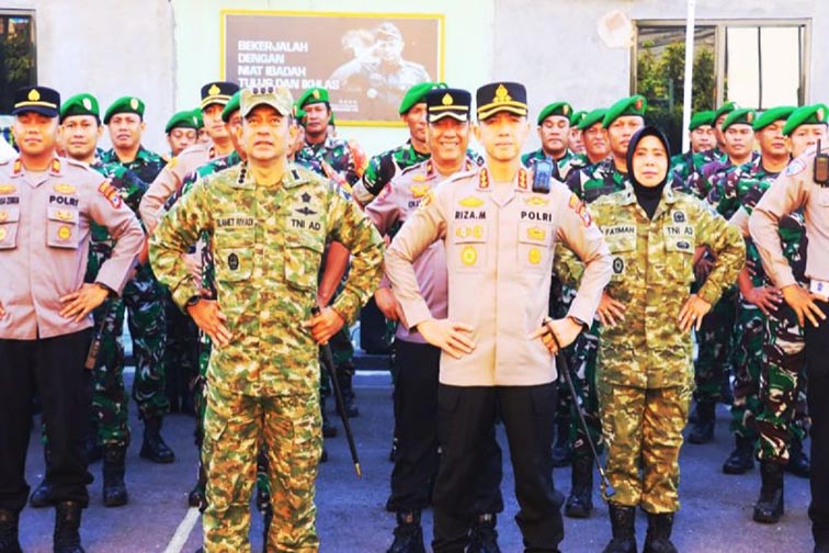 TNI-Polri Perkuat Sinergi Jaga Kamtibmas Banjarmasin APEL sinergitas Polresta Banjarmasin dan Kodim 1007/Banjarmasin di Makodim Banjarmasin, Selasa (18/8). (Foto:mb/ant/hms polresta bjm)