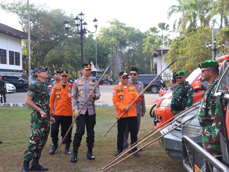 Pemkab Tabalong Gelar Apel Kesiapsiagaan Bencana Karhutla dan Kekeringan Bupati Tabalong, H Muhammad Noor Rifani Bersama Forkopimda Saat Mengecek Kesiapan Peralatan Kesiapsiagaan Dalam Menghadapi Bencana Karhutla dan Kekeringan. (foto:mb/ist)