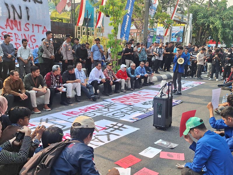 DPRD Kalsel Terima Pengunjuk Rasa BEM Ketua DPRD Provinsi Kalsel,H Supian HK menerima pengujuk rasa Alinsi BEM se Kalsel. (foto:mb/rds)