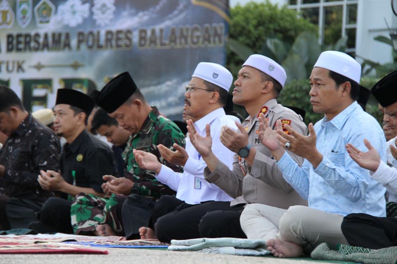 Bupati Balangan Pimpin Salat Istisqa, Ajak Masyarakat Perkuat Doa dan Ikhtiar Hadapi Kemarau SOLAT ISTISQA-Bupati Balangan H. Abdul Hadi, S.Ag., M.I.Kom., bersama jajaran Pemerintah Kabupaten Balangan, unsur Forkopimda, TNI-Polri, instansi terkait, tokoh agama, serta masyarakat melaksanakan Salat Istisqa. (foto:mb/ida)