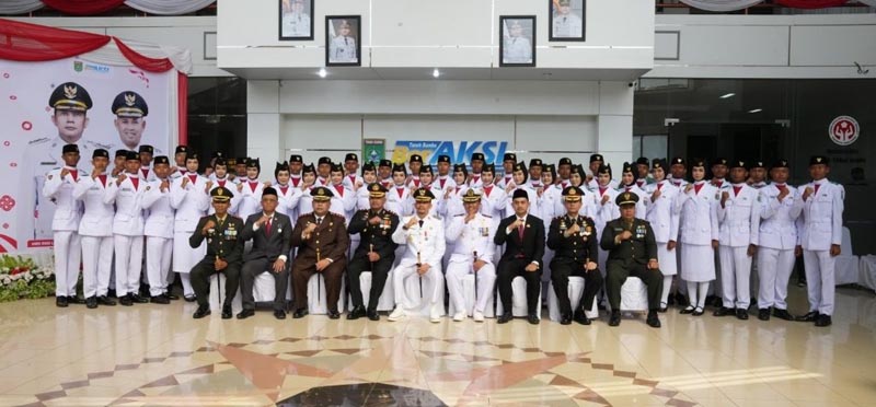 Bupati Andi Rudi Latif Berikan Beasiswa Pendidikan PASKIBRA-Bupati Tanah Bumbu Andi Rudi Latif berfoto bersama sejumlah pejabat dengan anggota Pasukan Pengibar Bendera (Paskibra) merah putih pada HUT Kemerdekaan RI, Angkatan 23 Tahun 2026. (foto:mb/ist)