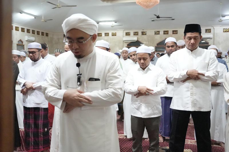 Sholat Hajat Bupati Tapin Bersama Ulama Dan Umara SHOLAT HAJAD-Bupati Tapin H Yamani saat melaksanakan sholat hajat bersama para ulama dan jajaran pejabat dilingkungan Pemkab Tapin. (foto:mb/herman)