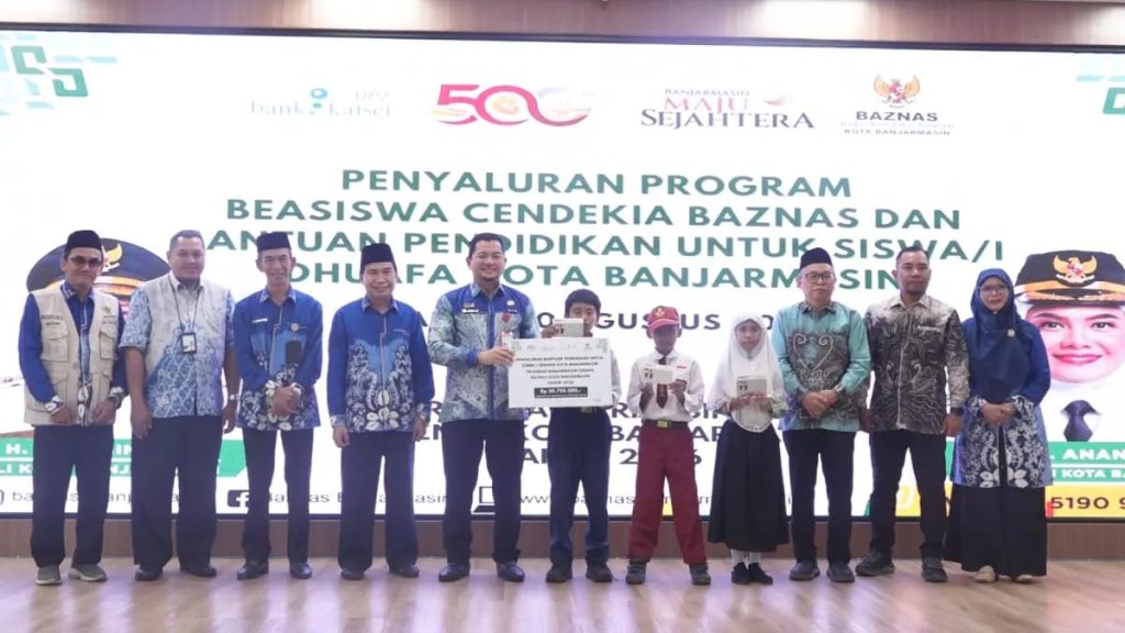 UPZ Bank Kalsel Salurkan Beasiswa Pendidikan Puluhan Juta Rupiah Penyerahan beasiswa pendidikan dari UPZ Bank Kalsel dan Baznas di Aula Sekber Khatib Dayyan.ist