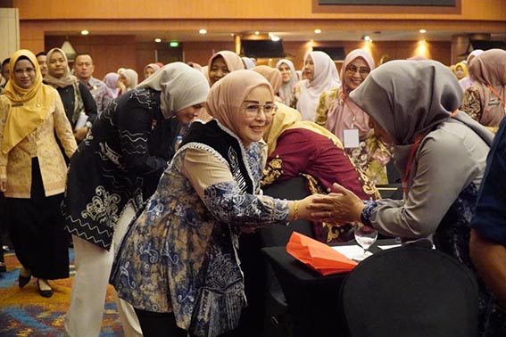 Kepsek PAUD hingga SMP se- Banjarmasin Ikuti Bimtek BUNDA Guru Banjarmasin Neli Listriani dan Wakil Walikota Hj Ananda memberi salam kepada para kepala sekolah di kota ini.(foto:mb/ist)