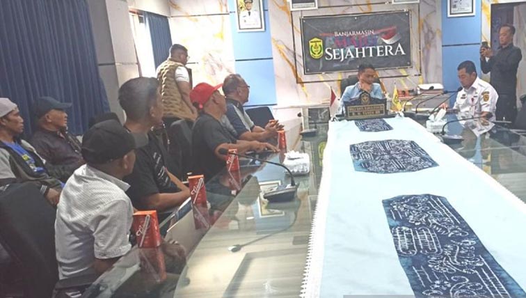 Puluhan Nelayan RK Ilir Mengadu ke Pemko Terkait BBM PERWAKILAN nelayan pelabuhan RK Ilir saat melakukan pertemuan dengan Walikota Banjarmasin H Muhammad Yamin HR untuk melaporkan habisnya masa berlaku pengambilan BBM bersubsidi, hingga kesulitan melaut, di balaikota, Rabu (19/8). (Foto:mb/ant/dok pri)