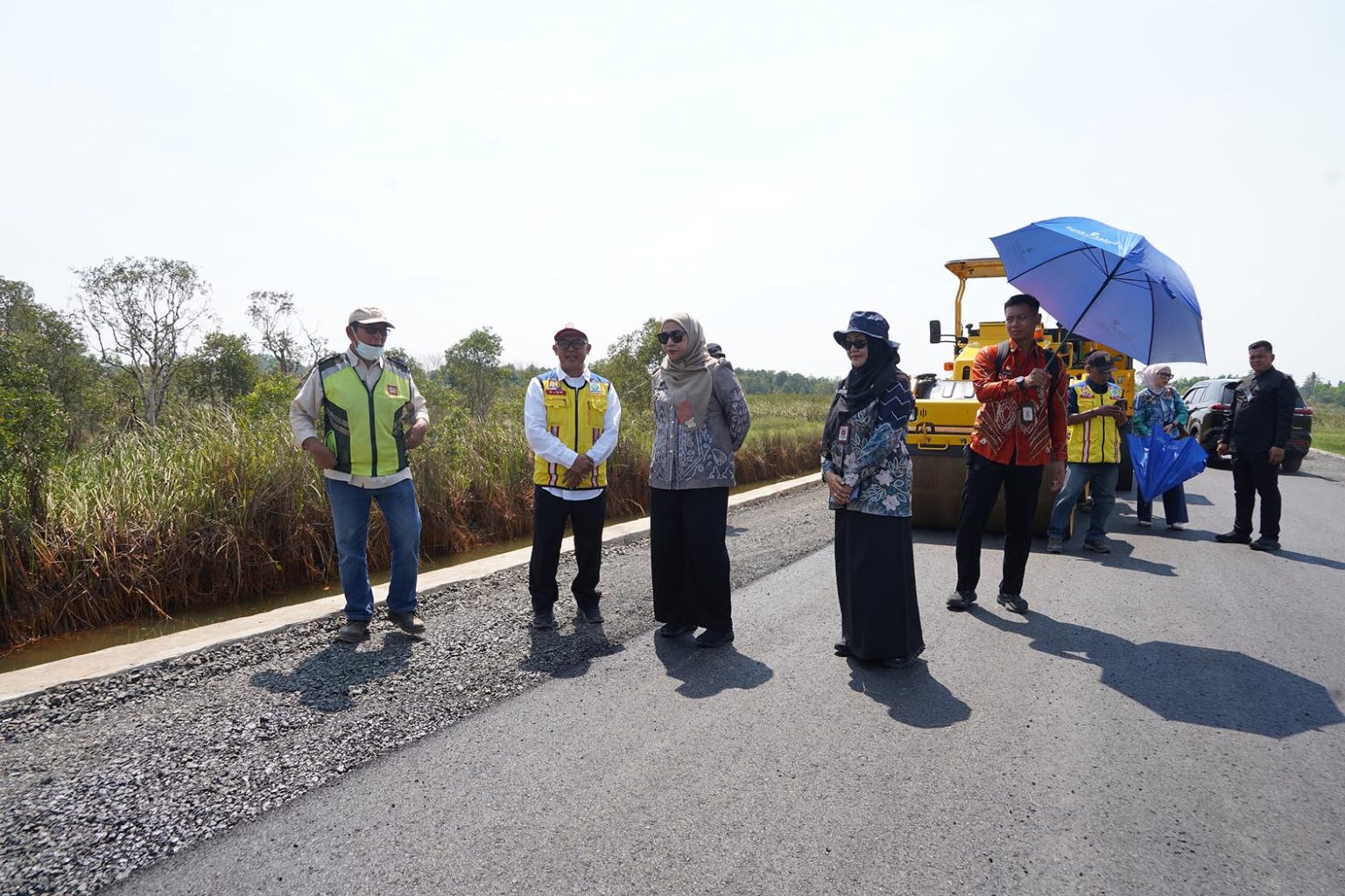 WALIKOTA Banjarbaru Hj Erna Lisa Halaby didampingi Kepala Dinas PUPR Eka Yuliesda Akbari saat mengecek proses pengaspalan Jalan Purnawirawan hingga Guntung Manggis.(foto:mb/ist)