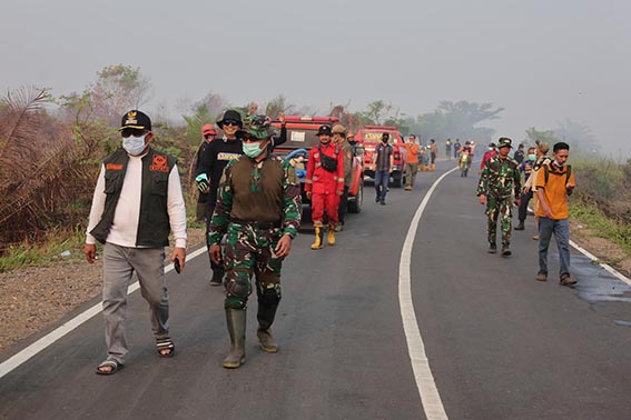 Bupati dan Wabup HSU Tangani Karhutla di Desa Pulau Damar KARHUTLA-Bupati HSU Sahrujani, Wabup Hero Setiawan dan Dandim kembali turun padamkan Karhutla di Kecamatan Banjang.(foto:mb/yuduf)
