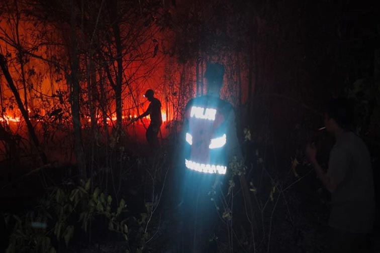 Anggota Polres Tanah Bumbu bertaruh nyawa tangani karhutla BERTARUH NYAWA-Anggota Polres Tanah Bumbu "Bertaruh Nyawa" tangani kasus Karhutla. (foto:mb/ant)
