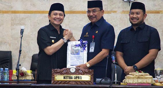 Gubernur Sampaikan Penjelasan Raperda tentang Perubahan APBD 026 Wakil Gubernur (Wagub) Kalimantan Selatan, H Hasnuryadi Sulaiman saat menyerahkan dokumen Raperda tentang Perubahan APBD tahun anggaran 2026 kepada Ketua DPRD Kalsel, H Supian HK, disela rapat paripura. (foto:mb/ist)