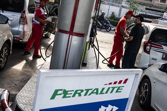 Pembatasan Pembelian Pertalite Mengacu Jenis Kendaraan PEMBATASAN PERTALITE - Pemerintah lagi menyiapkan skema pembatasan pembelian BBM Pertalite berdasarkan jenis kendaraan masyarakat.(foto:mb/ant)