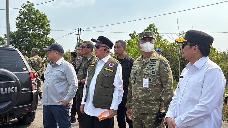 Gubernur Dampingi Staf Khusus Presiden dan KSAL Tinjau Karhutla TINJAU KARHUTLA - Gubernur Kalimantan Selatan H Muhidin meninjau kondisi kebakaraan hutan dan lahan (karhutla) bersama Staf Khusus Presiden Bidang Perdagangan, Pangan, Energi dan Sumber Daya Andi Syamsuddin Arsyad, Staf Khusus BIN H Gusti Denny Ramdhani, Kepala Staf TNI Angkatan Laut (KSAL) Laksamana TNI Dr Muhammad Ali, Astamaops Kapolri Komjen Pol Dr M Fadil Imran dan Wakil Gubernur (Wagub), Hasnuryadi Sulaiman.(Foto:mb/ist)