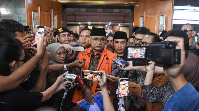 KPK Bantah Yaqut soal Saudi Tahu Pembagian Kuota Haji RI MANTAN Menteri Agama Yaqut Cholil Qoumas diwawancarai wartawan usai mengikuti sidang.(foto;mb/ant)