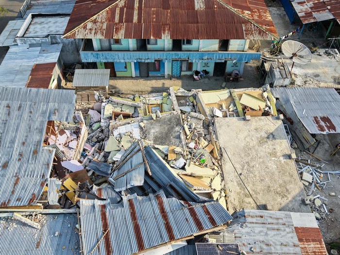 Korban Meninggal Akibat Gempa NTT Mencapai 91 Orang SEJUMLAH rumah di Manggarai mengalami kerusakan akibat gempa berkekuatan 6,2 SR.(foto:mb/ant)