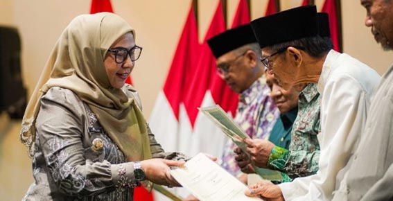 Walikota Serahkan Sertifikat Tanah Wakaf WALIKOTABanjarbaru Hj Erna Lisa Halaby secara simbolis menyerahkan sertifikat tanah wakaf kepada 53 lembaga yang terdiri dari pondok pesantren, masjid, musala, dan alkah di Kota Banjarbaru.(foto:mb/ist)