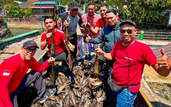 Festival Tangkap Ikan Sapu-sapu Meriahkan HUT RI PARA peserta berhasil menangkap Ikan Sapu-sapu yang ada di Sungai Kemuning Banjarbaru.(foto:mb/ist)