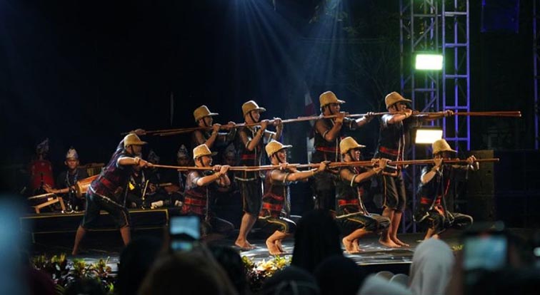 Banjarmasin Gelar Festival Karya Tari Daerah Jaga Tradisi 5 Abad Usia Kota SALAH satu penampilan sanggar tari pada gelar Festival Karya Tari Daerah dalam rangkaian menyambut kemeriahan Harjad ke-500 Kota Banjarmasin, Kalsel, di panggung pertunjukan di siring menara pandang sungai Martapura, Sabtu (22/8). (Foto:mb/ant/hms pemko bjm)