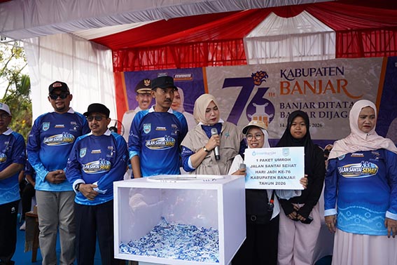 Ribuan Peserta Padati RTH Ratu Zalecha KETUA TP PKK Kabupaten Banjar Hj Nurgita Tiyas mengumumkan pemenang hadiah utama berupa paket umrah yang salah satunya dimenangkan Eka Mawarni.(foto:mb/ist)