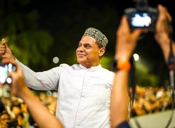 Ribuan Warga Hadiri Gema Sholawat HADDAD Alwi tampil memukau ribuan warga dalam acara Gema Sholawat yang diadakan Pemko Banjarbaru.(foto:mb/ist)