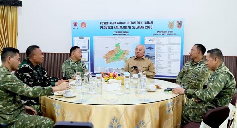 Gubernur Bersama Pangdam XXII TB Gelar Rakor Hadapi Karhutla GUBERNUR Kalimantan Selatan H Muhidin bersama Pangdam XXII Tambun Bungai Mayjen TNI Zainul Arifin saat menggelar rapat koordinasi (Rakor) dalam rangka penanganan dan pencegahan kebakaran hutan dan lahan (Karhutla) di Kalsel. (Foto:mb/adpim)