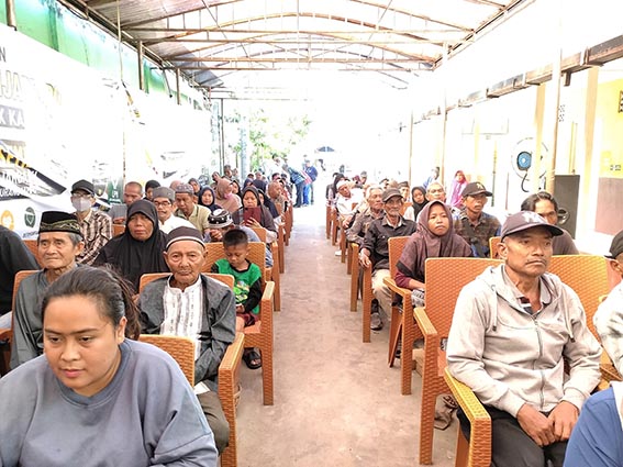 LPM Banjarbaru Bersama Bank Kalsel Bagikan Bantuan PULUHAN warga memadati Halaman Posyandu Idaman untuk menerima bantuan sembako dari LPM Kota Banjarbaru bersama Bank Kalsel. (Foto:mb/dio)