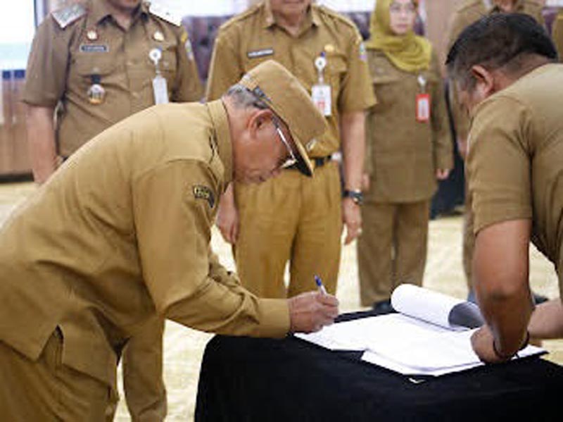 Bupati Kotabaru Lantik JPT Pratama dan Administrator PELANTIKAN-Bupati Kotabaru H. Muhammad Rusli, S. Sos melantik dan mengambil sumpah/janji jabatan delapan pejabat pimpinan tinggi pratama dan pejabat administrator, yang berlangsung diruang kerja Bupati. (foto:mb/ebet)