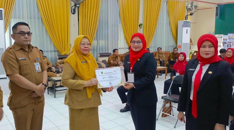Sekda Tutup Pelatihan Kepimpinan Pengawas Angkatan III Sekretaris Daerah, Hj Hamida Munawarah Saat Menyerahkan Piagam Penghargaan Kepada Salah Satu Peserta yang Masuk Lima Besar. (foto:mb/yan)