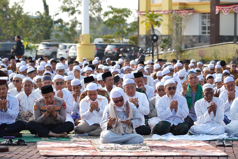 Pemkab Tapin Gelar Sholat Istisqa Meminta Hujan DOA BERSAMA-Kegiataan doa bersama pada kegiatan sholat istisqo yang di adakan Pemkab Tapin untuk meminta hujan. (foto:mb/ist)