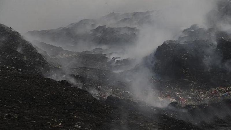 Kalsel ‘Membara’, BMKG Deteksi 473 Titik Panas ILUSTRASI saat aparat kepolisian berupaya memadamkan api akibat karhutla. BMKG mendeteksi 473 titik panas (hotspots) di Kalimantan Selatan, Selasa (25/8), yang tersebar di 11 kabupaten dan kota.