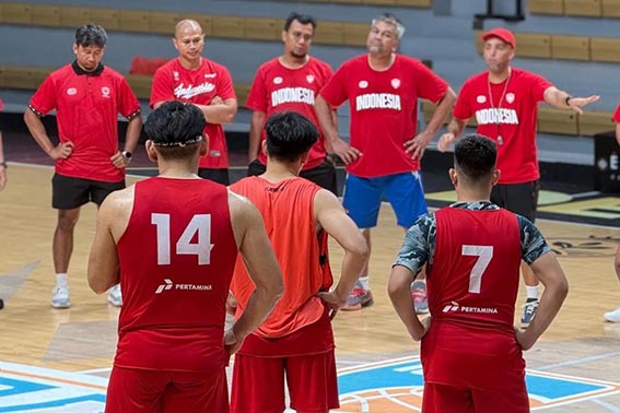 Timnas Indonesia Siap Tempur dalam Pra-Kualifikasi FIBA Asia Cup 2029 Memimpin - Dokumentasi pelatih timnas bola basket Indonesia David Singleton (kanan) memimpin sesi latihan tim dalam persiapan menuju Putaran 1 Pra-Kualifikasi FIBA Asia Cup 2029.(foto:mb/ist)
