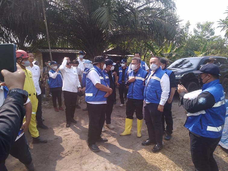 Menteri LH Tinjau Karhutla di Kalsel TINJAU - Menteri Lingkungan Hidup/Kepala Badan Pengendalian Lingkungan Hidup (KLH/BPLH) Moh Jumhur Hidayat bersama rombongan saat meninjau penanganan karhutla di Banjarbaru, beberapa waktu lalu. (Foto: mb/ani)