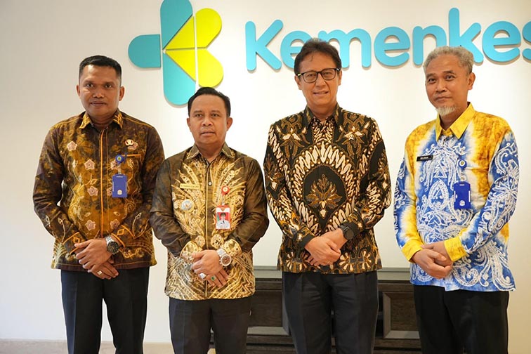 Bupati Yamani Audensi ke Kemenkes BUPATI Tapin H Yamani Plt Kepala Dinas Kesehatan Iskandar Kurniawan berfoto bersama Menteri Kesehatan RI Budi Gunadi Sadikin, Rabu (12/8).(foto:mb/ist)