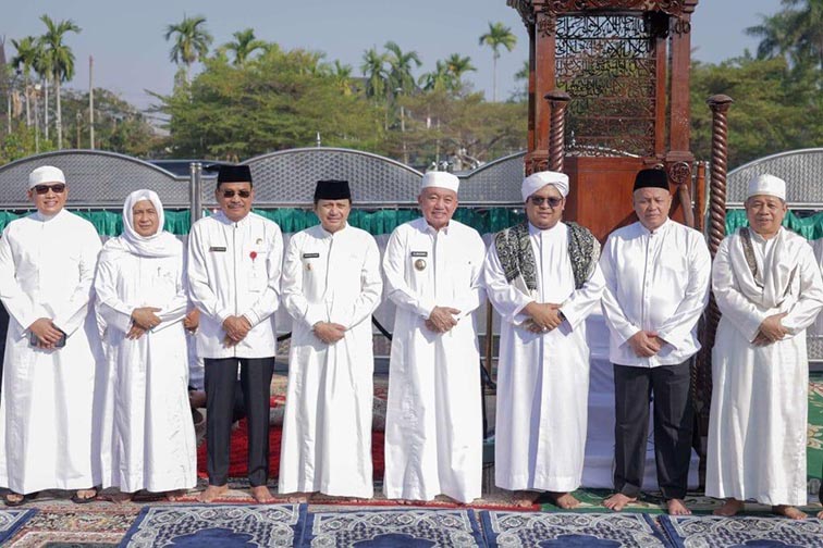 Supian HK Hadiri Shalat Istisqa KETUA DPRD Kalsel H Supian HK berfoto bersama Gubernur H Muhidin dan Wagub Hasnuryadi Sulaiman usai Shalat Istisqo di Mesjid Raya Sabilal Muhtadin.(foto:mb/ist)