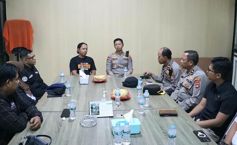 Kapolres Wahyu Kunjungi PWI Tabalong KAPOLRES Tabalong AKBP Wahyu Ismoyo Jayawardana didampingi Wakapolres Kompol H Hasanuddin saat berkunjung ke PWI Tabalong, Rabu (26/8) pagi.(foto:mb/ist)