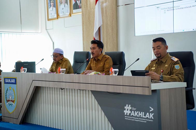 Bupati Apresiasi Seluruh SKPD BUPATI Banjar H Saidi Mansyur didampingi Wabup Habib Idrus Al Habsyi dan Sekda H Yudi Andrea memimpin Rakor Mingguan Pemerintah Kabupaten Banjar, di Aula Barakat Martapura, Senin (24/8) pagi.(foto:mb/ist)