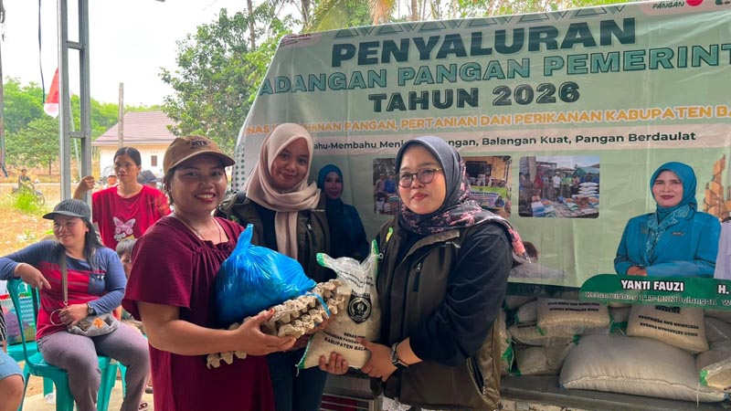 Warga Mamigang Terima Beras dan Sembako Bantuan KETAHANAN PANGAN-Pemerintah Kabupaten Balangan berharap bantuan tersebut dimanfaatkan sebaik-baiknya oleh masyarakat penerima. Penyaluran tahap II dan III diharapkan dapat kembali membantu warga yang membutuhkan serta memperkuat ketahanan pangan masyarakat di daerah rawan Penyaluran beras Cadangan Pangan Pemerintah (CPP) Tahap I disertai bantuan penanganan daerah rawan pangan di Desa Mamigang, Halong, Senin (24/8/2026). (foto;mb/ist)